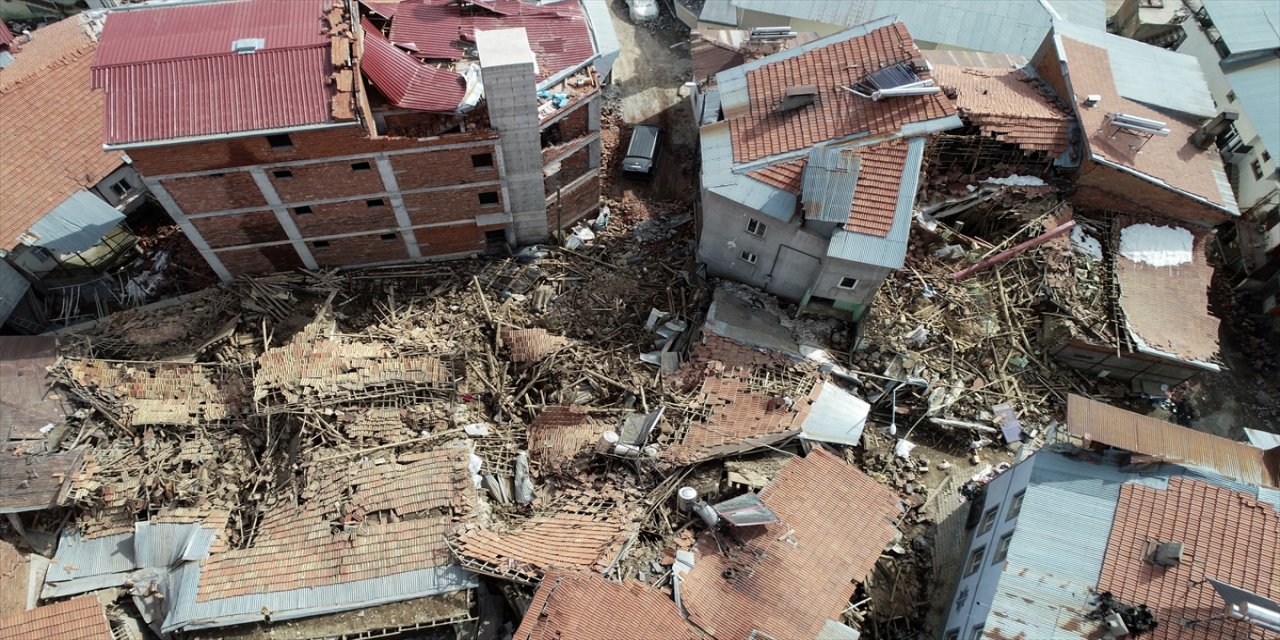 Adıyaman'da yıkılan binaların enkazını kaldırma çalışmaları devam ediyor.