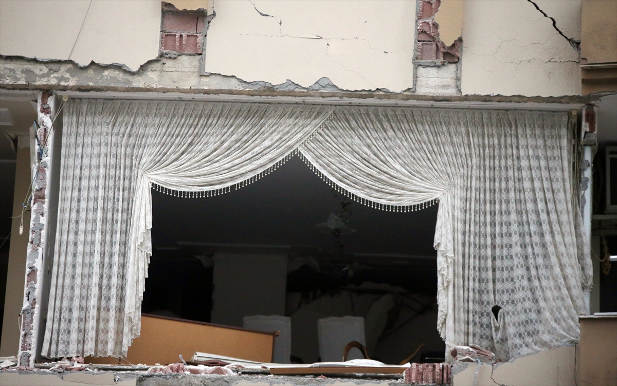 Evlerden geriye penceresiz perdeler kaldı