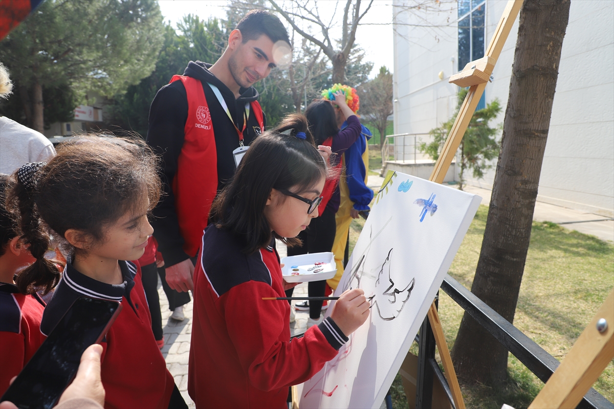 Denizlili esnaf, kente gelen depremzede çocuklar için etkinlik düzenledi