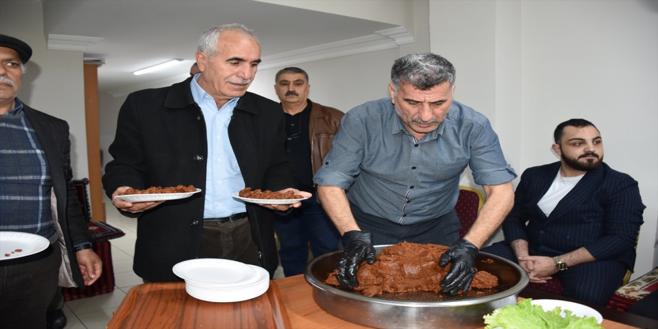 Adıyaman'dan Bursa'ya gelen depremzedeler hemşehri derneğinin çiğ köfte etkinliğinde buluştu