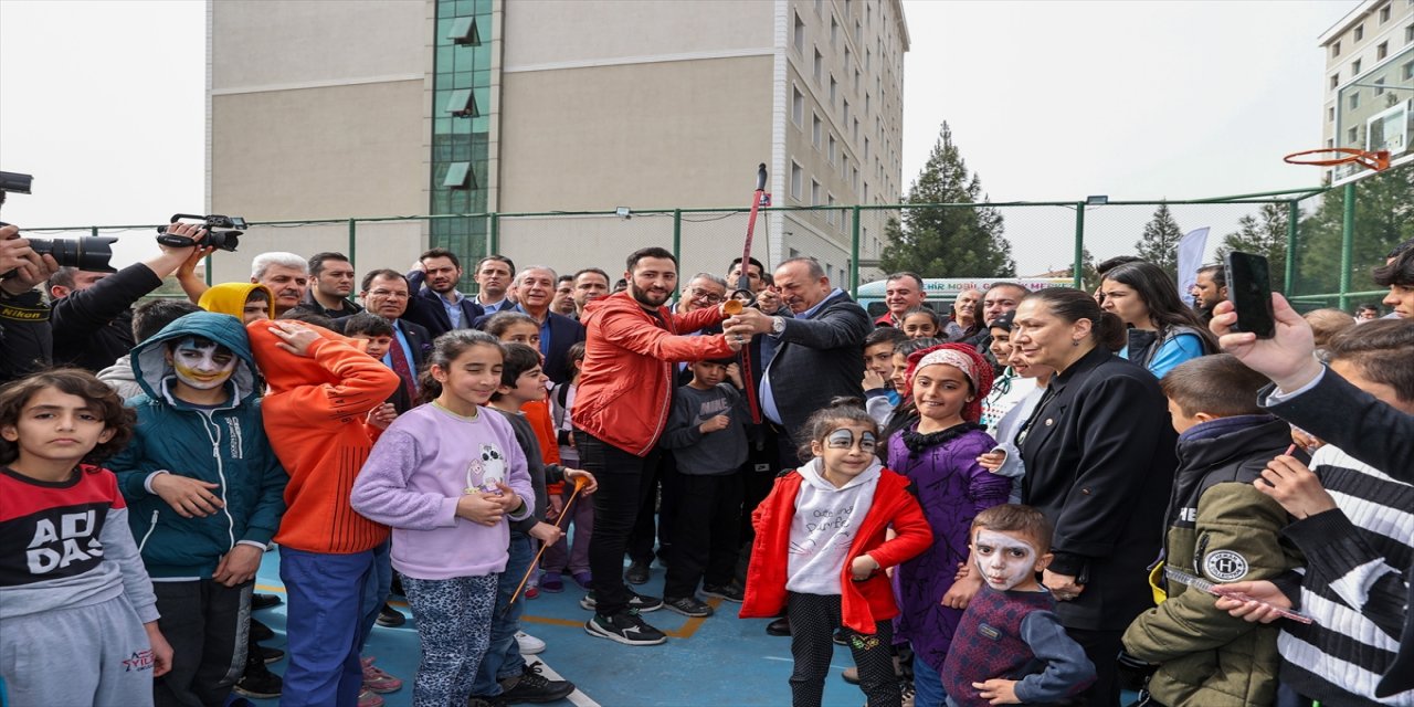 Bakan Çavuşoğlu, Diyarbakır'da konteyner kent alanını inceledi, depremzedelerle görüştü