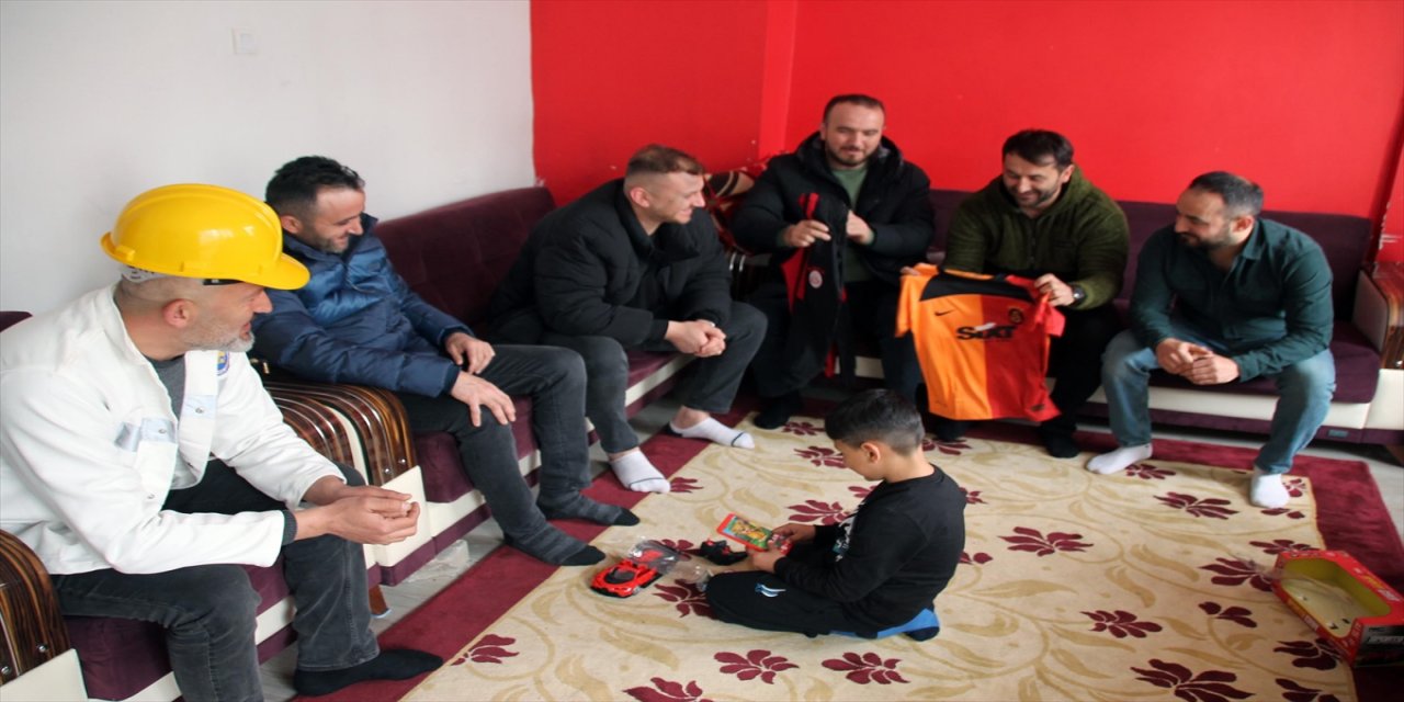 Zonguldaklı madenciler enkazdan kurtardıkları çocuğu ziyaret etti.