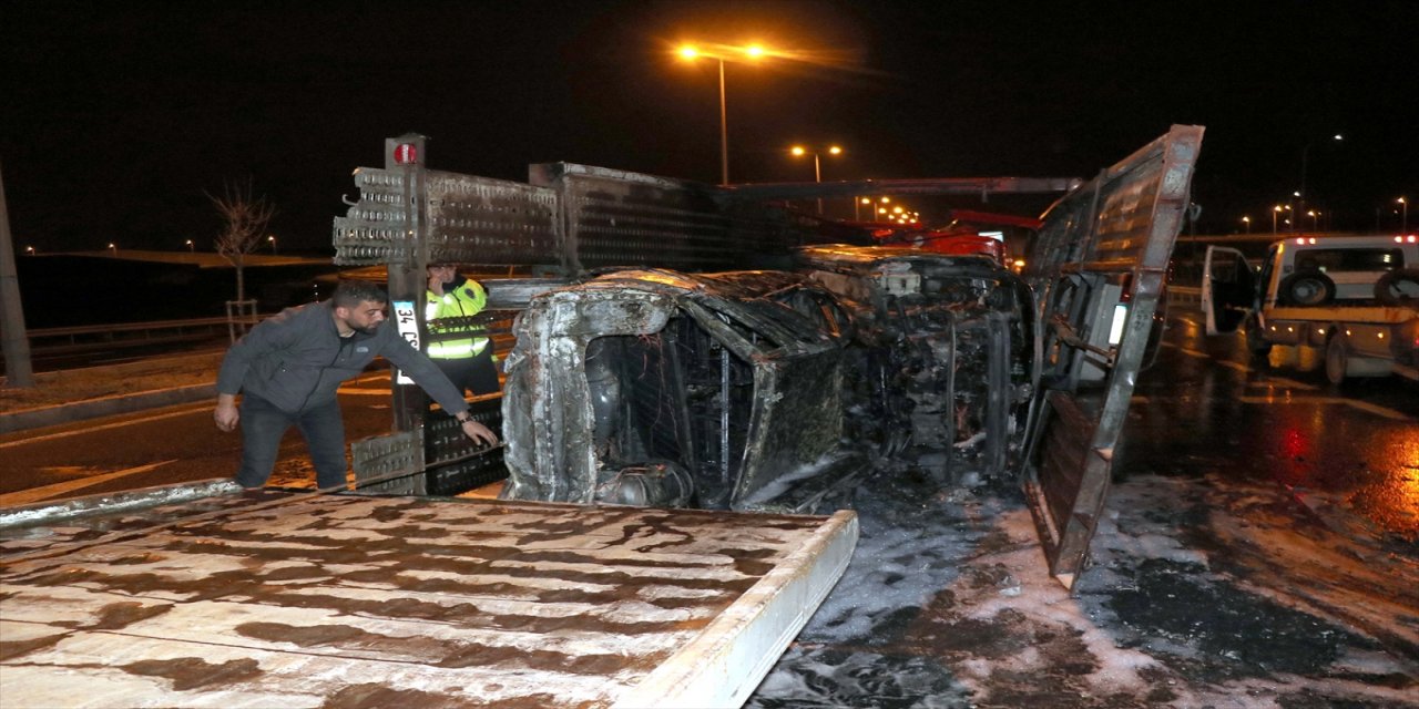 Kayseri'de otomobil yüklü tır ile kamyonet taşıyan çekici çarpıştı.