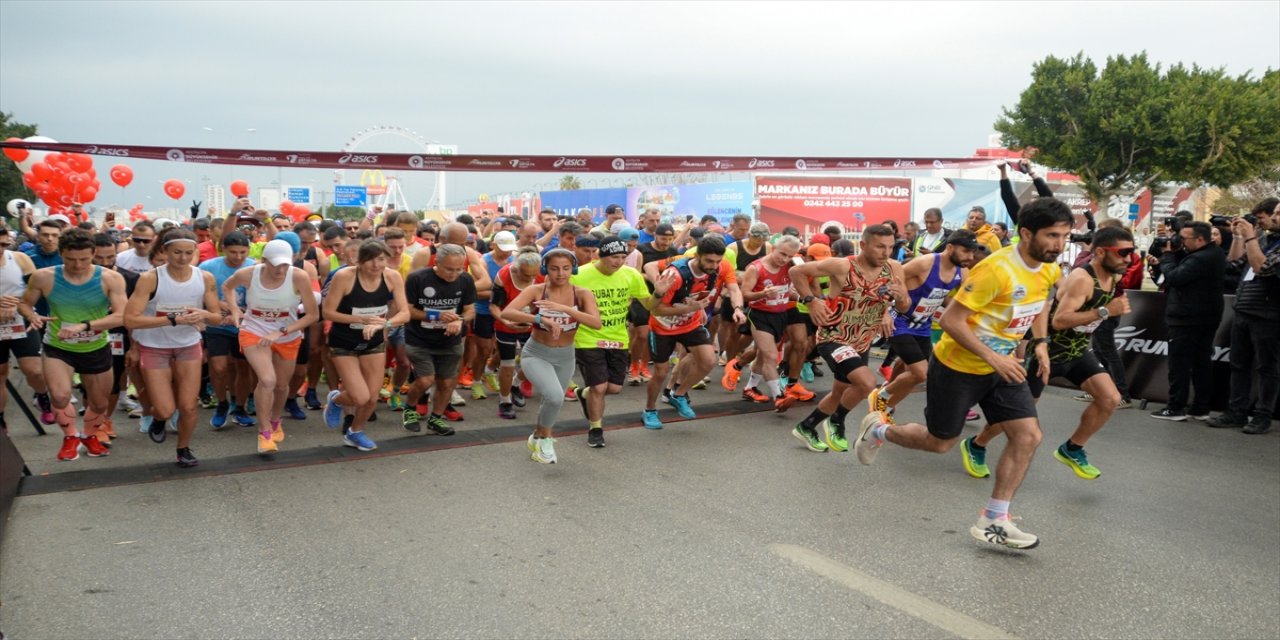 Bakan Kasapoğlu 18. Antalya Maratonu'ndaki farkındalık koşusuna katıldı.