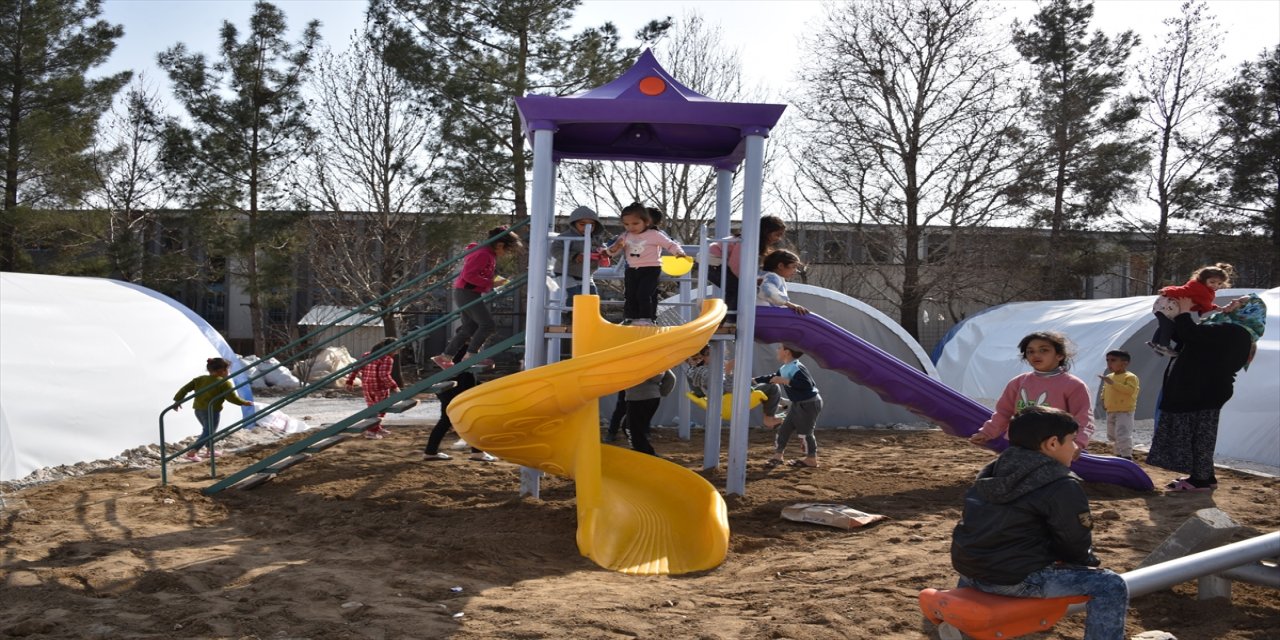 Adıyaman'da depremzede çocuklar için oyun alanları yapılıyor.