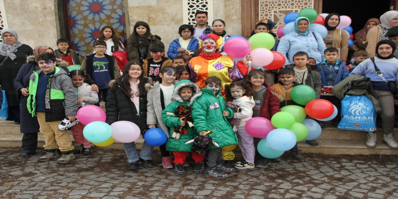 Malazgirt'e gelen depremzede çocuklar etkinliklerle eğlendi.