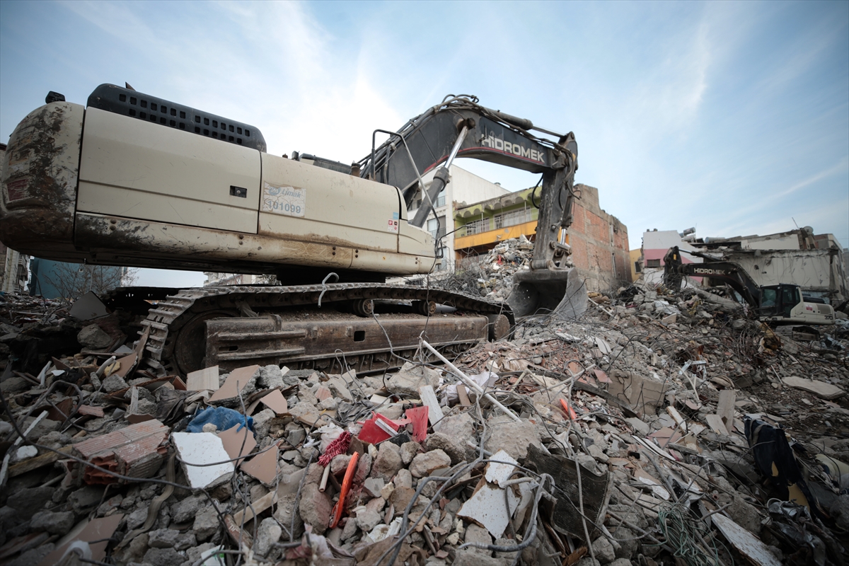 Adıyaman'da enkaz kaldırma çalışmaları sürüyor