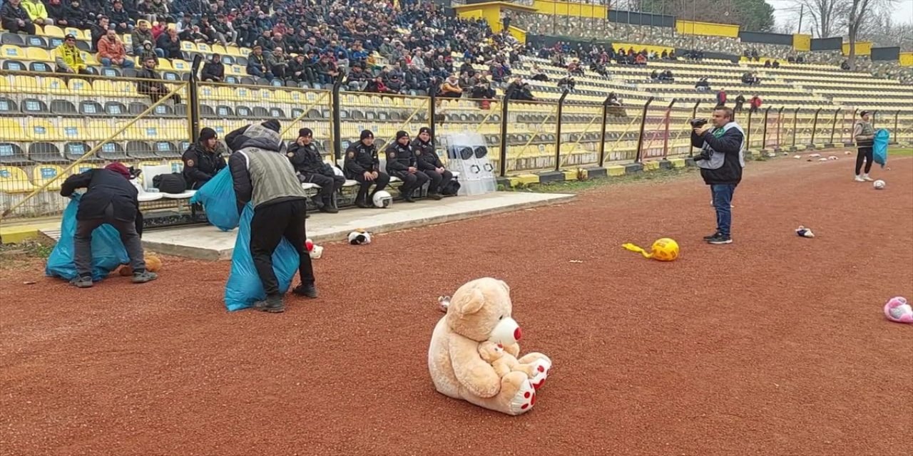 Tekirdağspor taraftarları, depremzede çocuklar için sahayı oyuncaklarla doldurdu