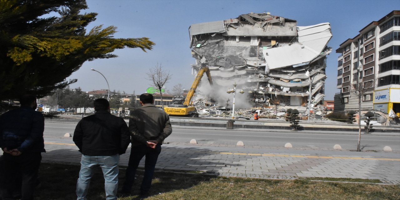 Apartmanlarının yıkımını izleyen depremzedeler, hatırası olan eşyalarını kurtarma umuduyla bekliyor