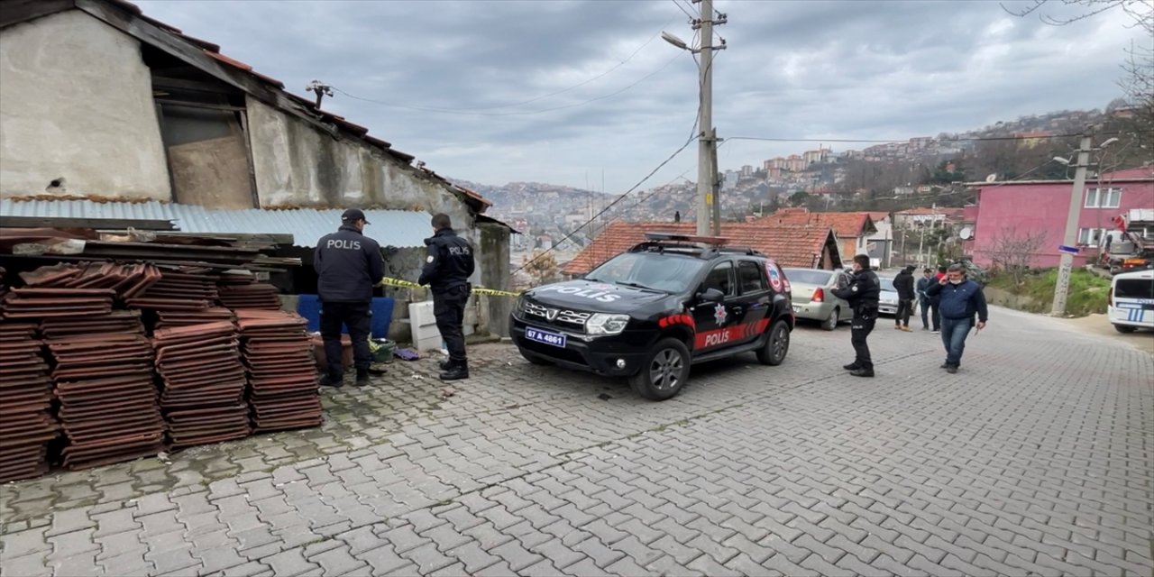 Zonguldak’ta evinde silahla vurulmuş halde bulunan kadın hastaneye kaldırıldı