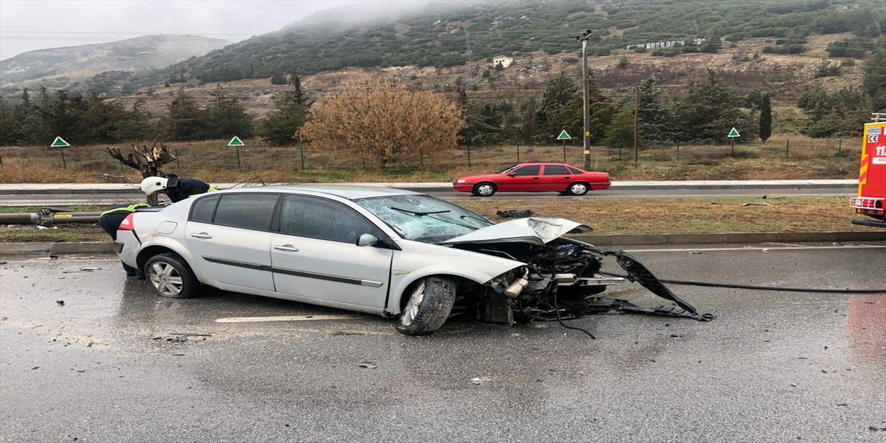 Burdur'da elektrik direğine çarpan otomobildeki 5 kişi yaralandı