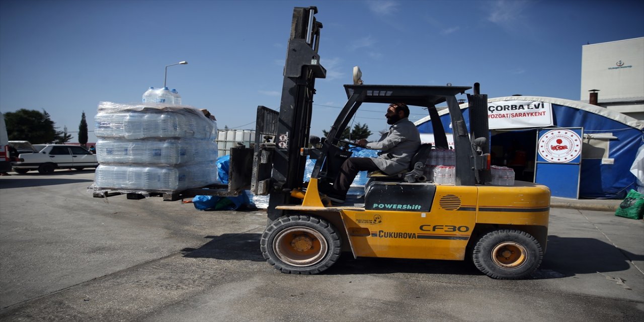 Hatay'da afetzedelere su dağıtımı aralıksız sürüyor