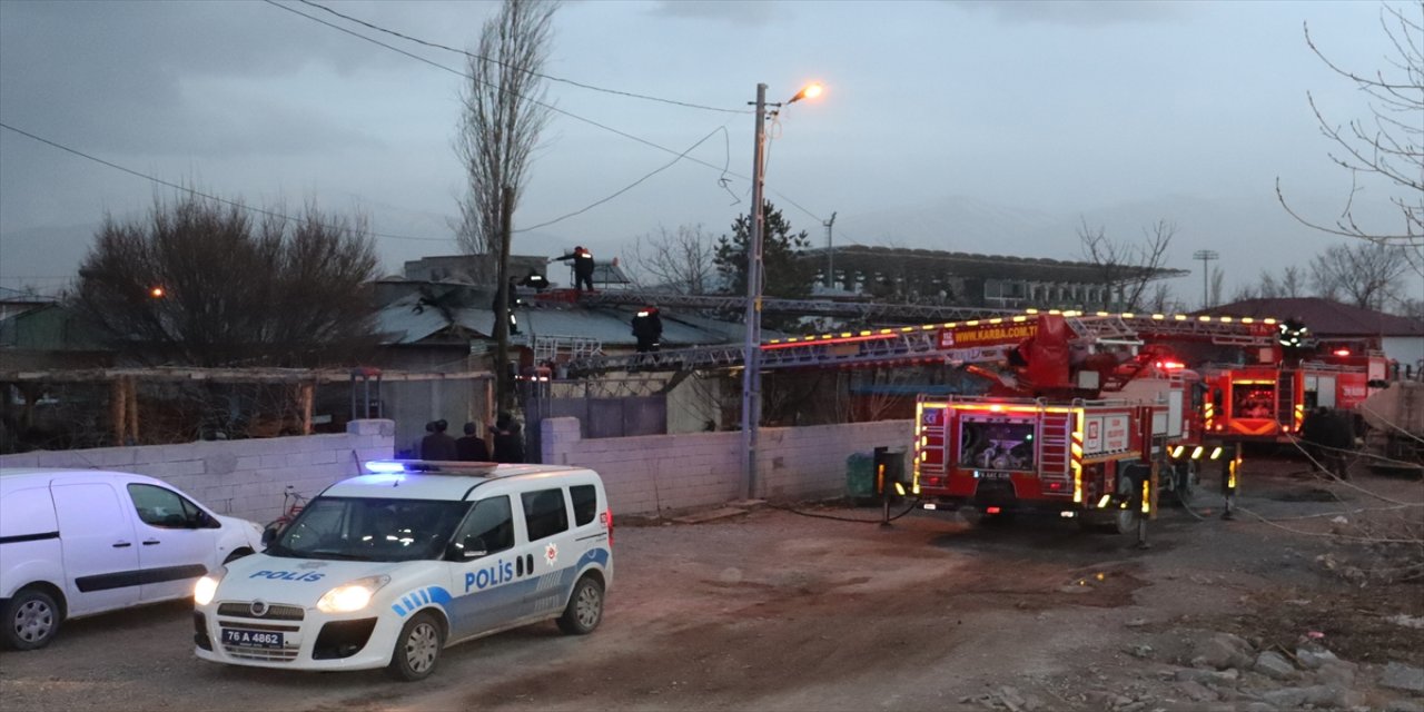 Iğdır ve Ardahan'da çıkan yangınlarda 2 ev hasar gördü