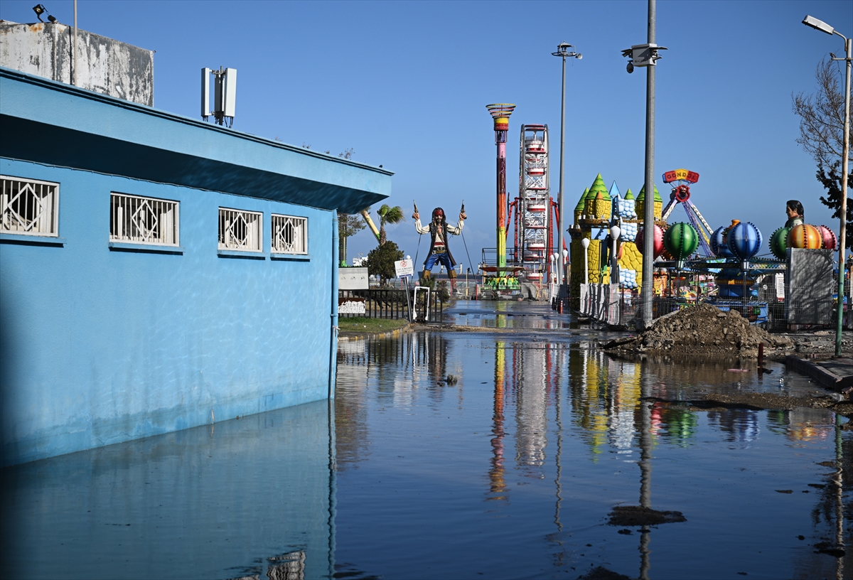 İskenderun'da yükselen deniz suyu çekilmeye başladı
