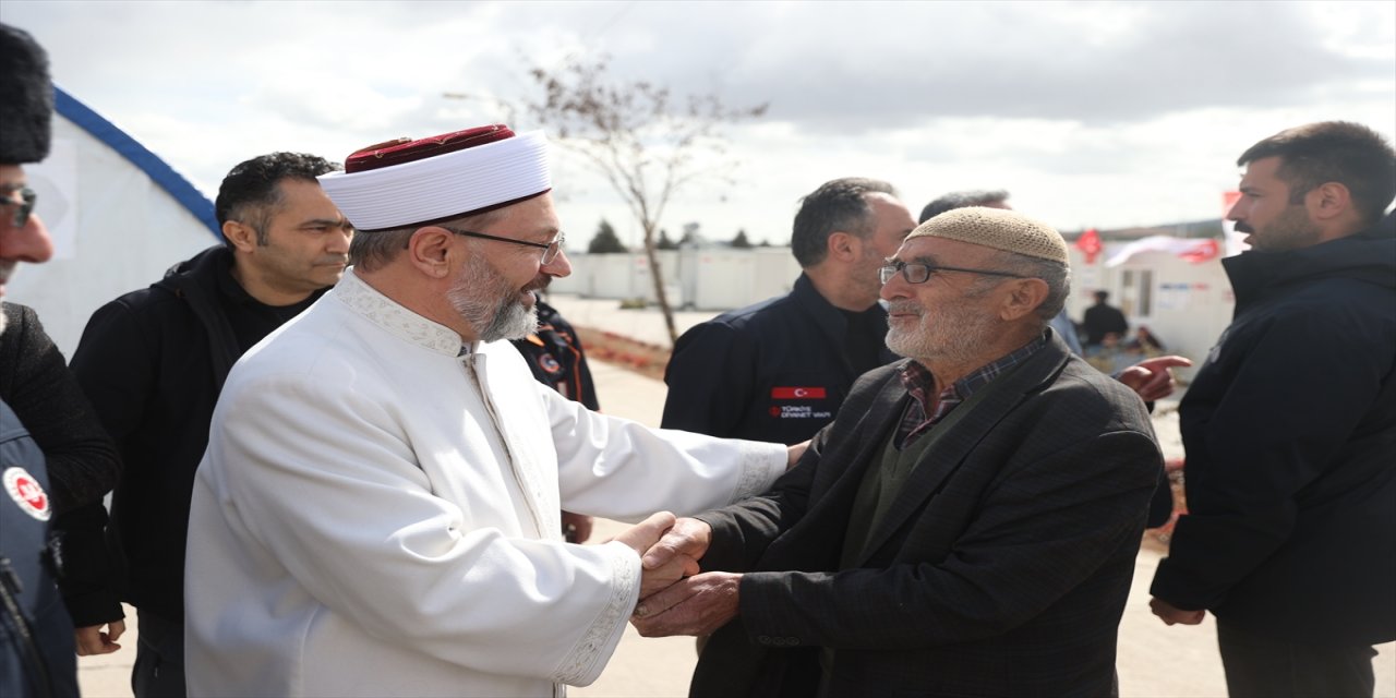 Başkan Erbaş, Kahramanmaraş'ta depremzedelerle bir araya geldi.