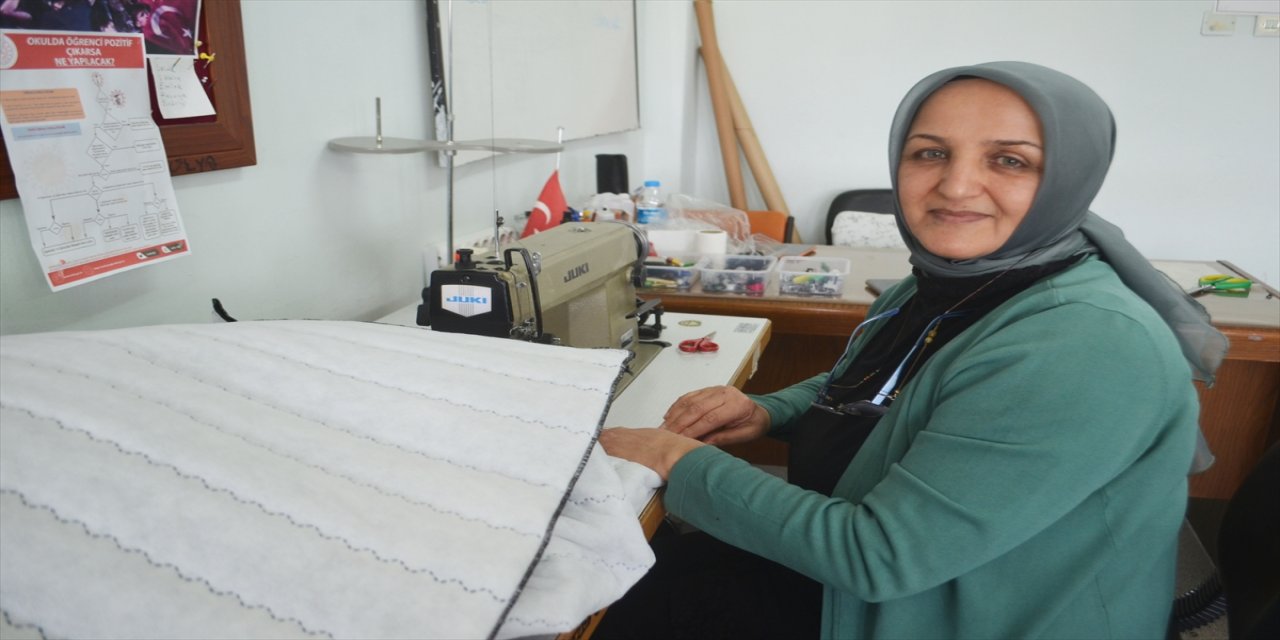 Amasya'da usta öğretici ve kursiyerler depremzedeler için uyku tulumu dikiyor