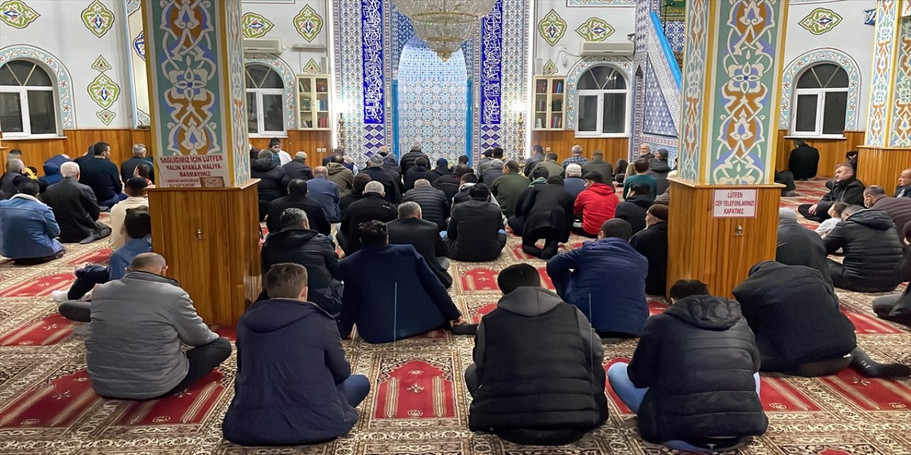 Doğu Marmara ve Batı Karadeniz'de eller, depremzedeler için semaya kalktı