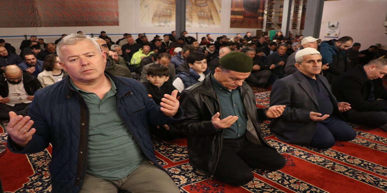 Selimiye Camisi'nde düzenlenen Berat Kandili programında depremzedeler için dua edildi