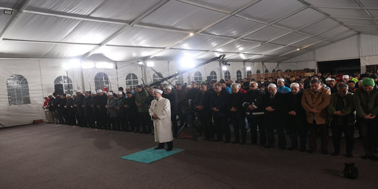 Diyanet İşleri Başkanı Erbaş deprem üssü Kahramanmaraş'ta Berat Kandili programına katıldı