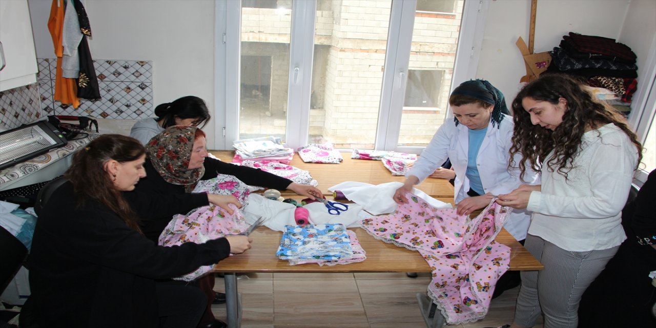 Şırnak'ta usta öğretici ve kursiyerler depremzedeler çeşitli malzemeler dikiyor