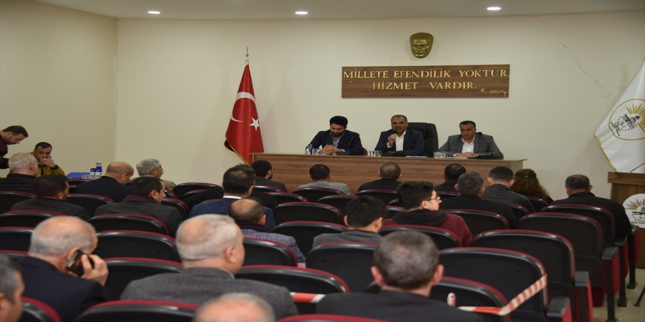 Binası hasar gören Siverek Belediyesi, konferans salonunda meclis toplantısı yaptı.