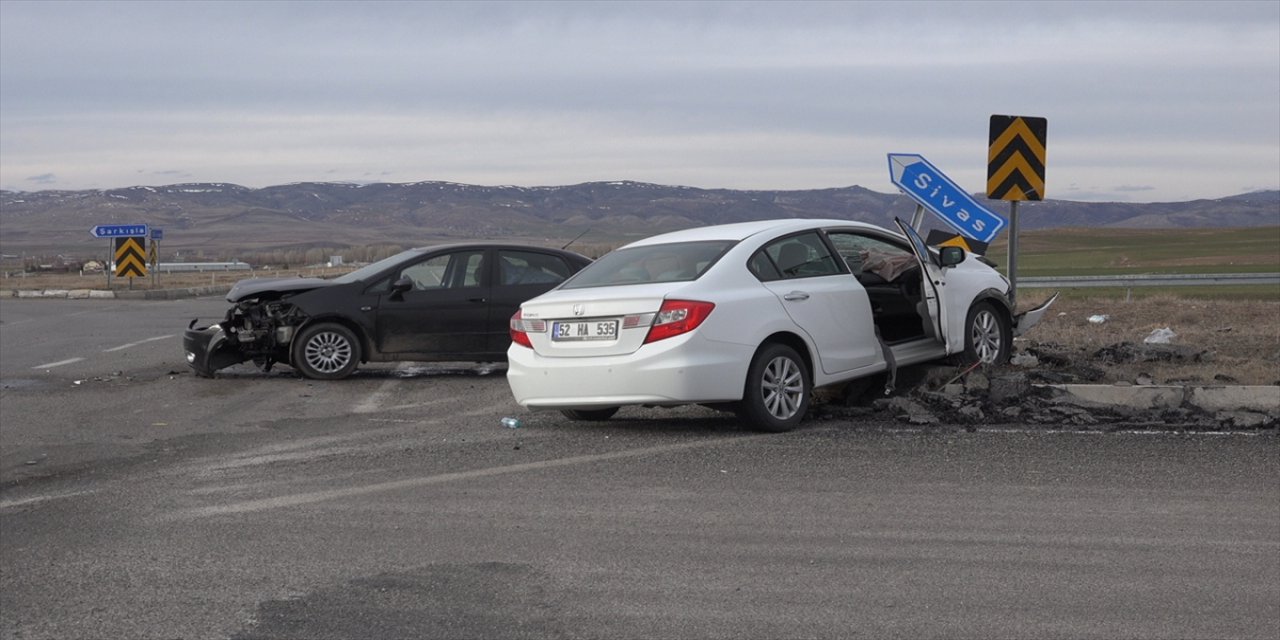 Sivas'ta iki otomobilin çarpıştığı kazada 6 kişi yaralandı