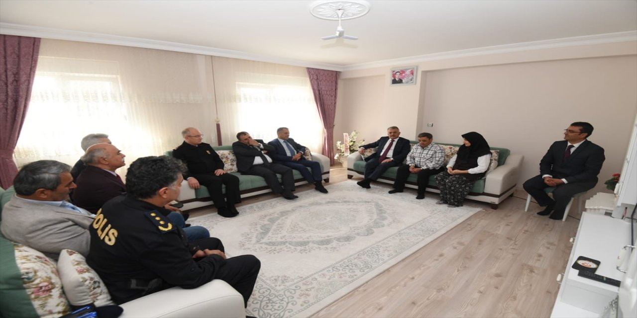 Antalya Valisi, Dünya Kadınlar Günü'nde şehit annelerini ziyaret etti.