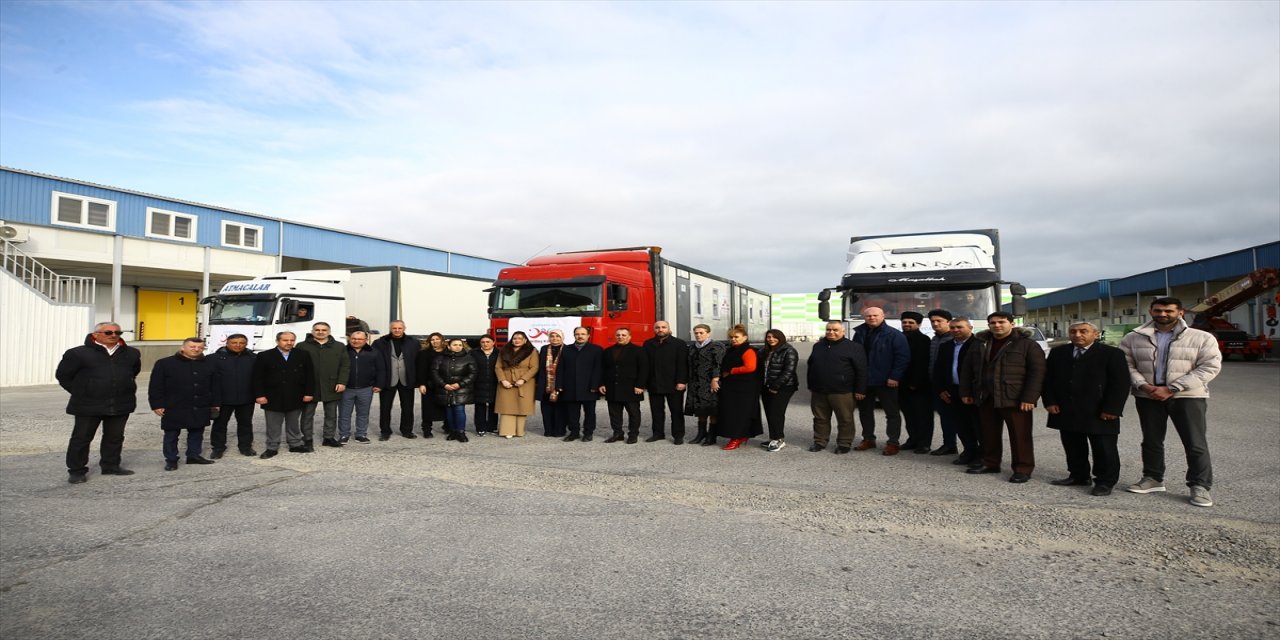 Azerbaycanlı kadınlar depremzedeler için yardım gönderdi.
