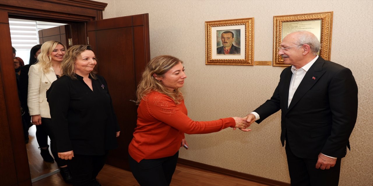 Kılıçdaroğlu, 8 Mart Dünya Kadınlar Günü'nde partideki kadın personelle bir araya geldi