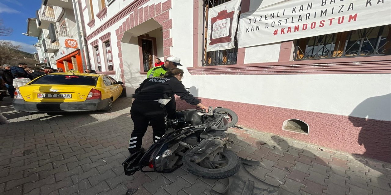 Muğla'da kalp krizi geçiren sürücü önce motosiklete ardından kan merkezi binasına çarptı