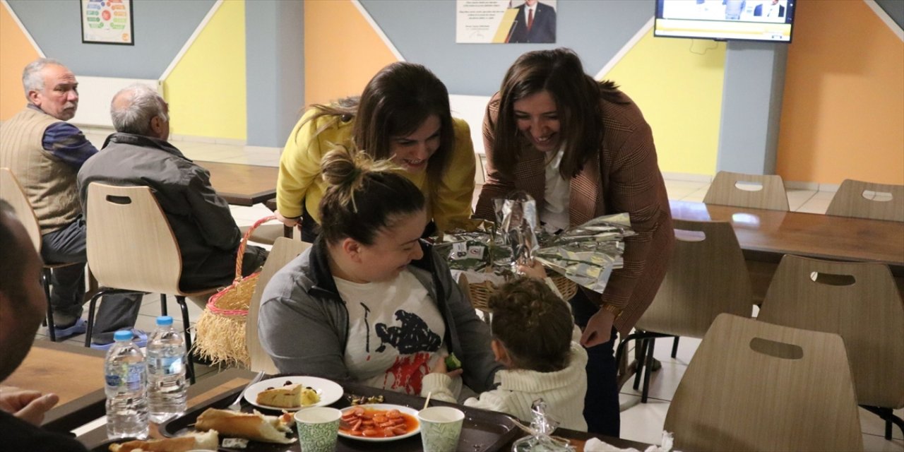 Düzce'de depremzede kadınlara karanfil dağıtıldı