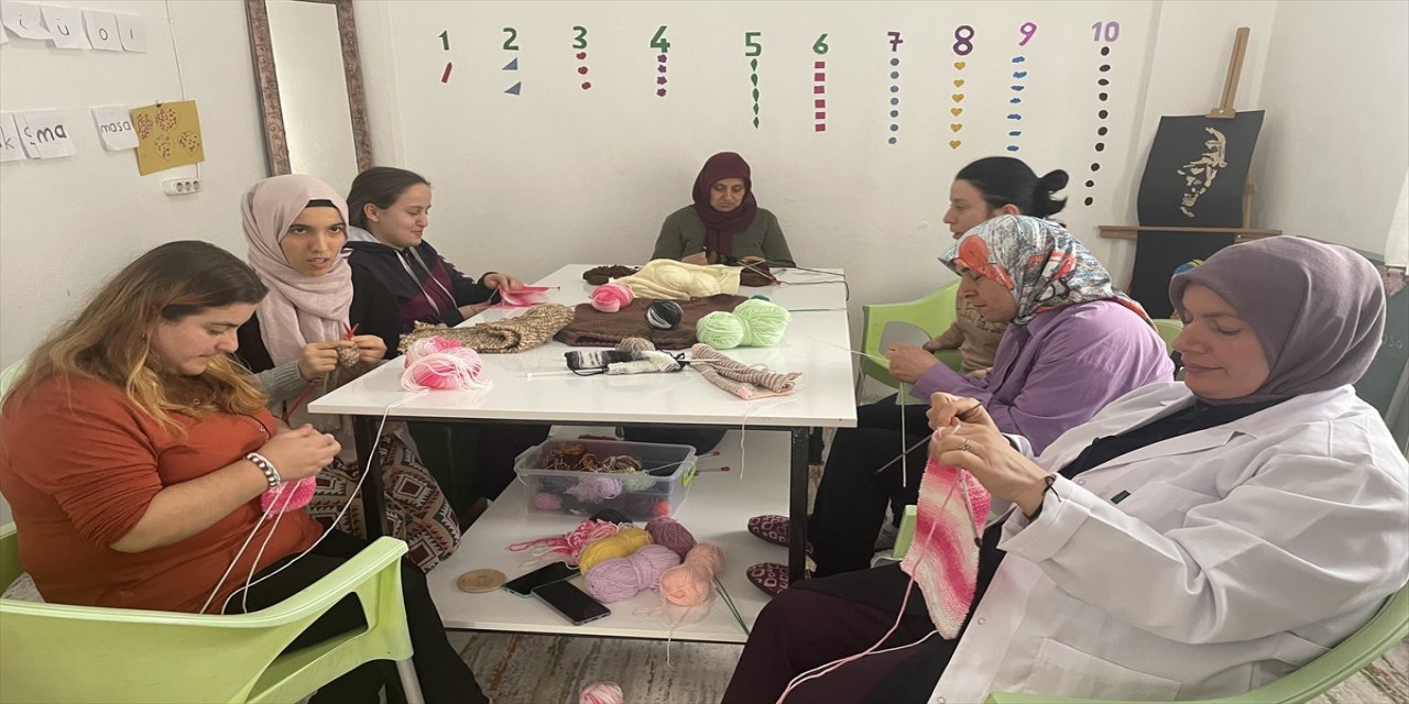 Artvin'de özel öğrenciler depremzede çocuklar için giysi örüyor.