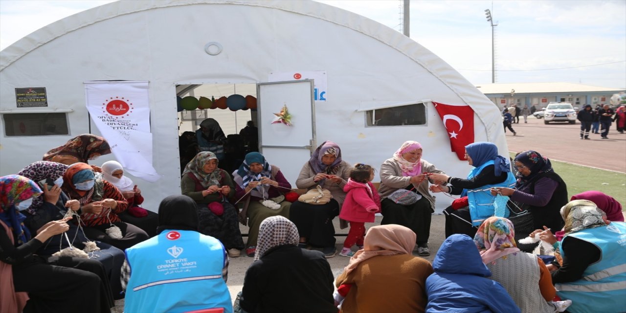 TDV, Depremzede kadınlar için örgü atölyesi kurdu.