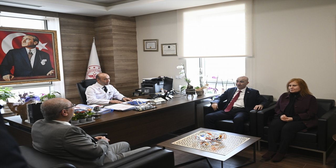 15 Temmuz gazisi Aslan, Etlik Şehir Hastanesinde depremzedeleri ziyaret etti.