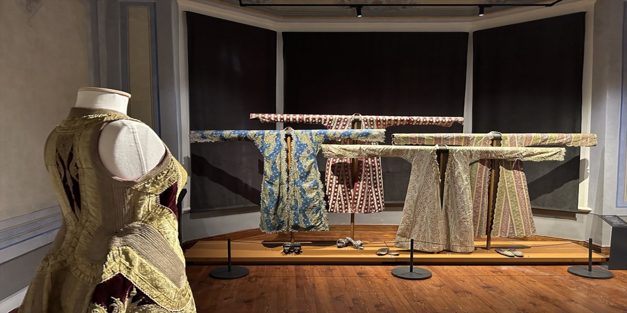 "Kuytu" sergisi sanatseverlerle buluştu.