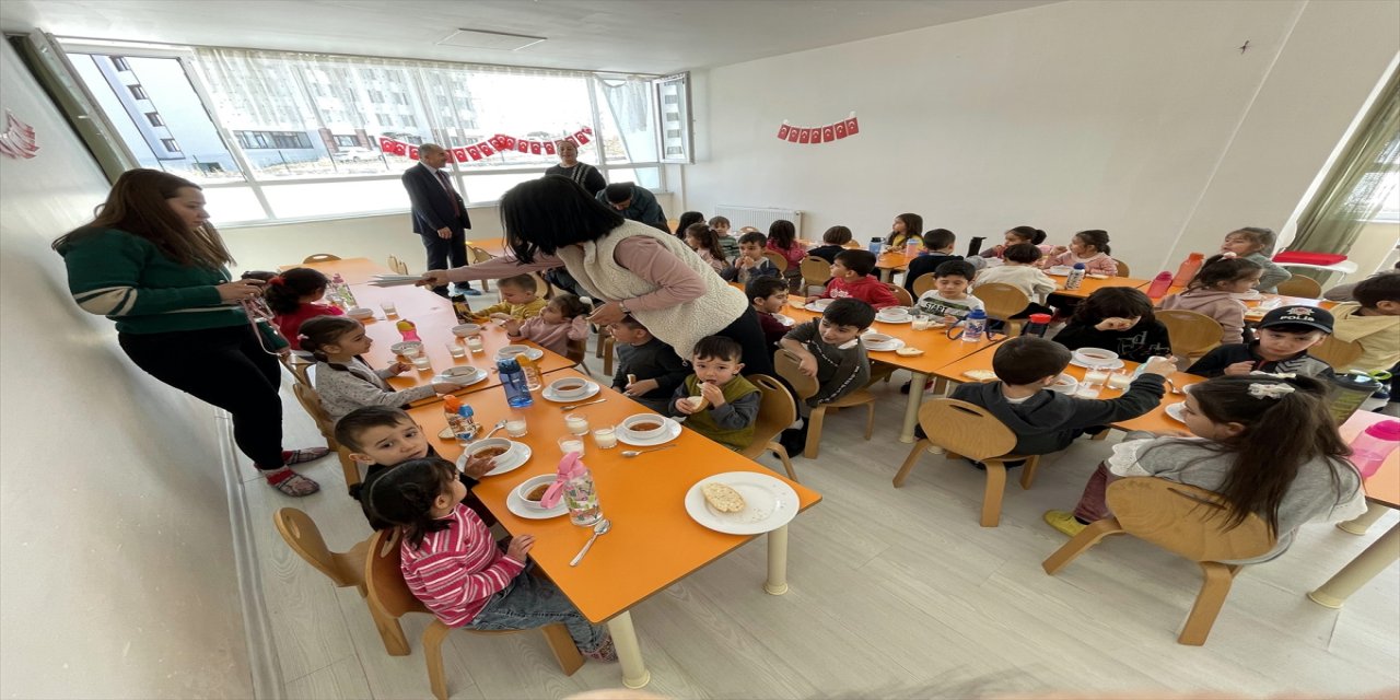 Ardahan'da 8 bin 308 öğrenci ücretsiz yemek hizmetinden faydalanıyor.