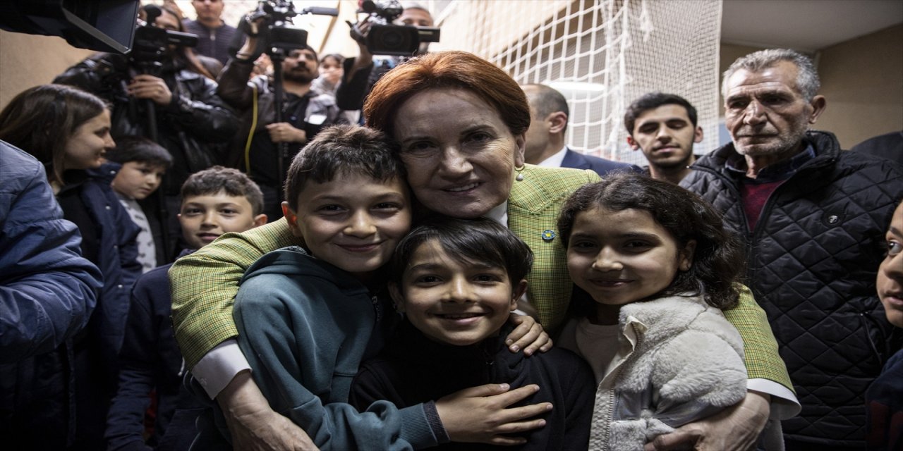 İYİ Parti Genel Başkanı Akşener, Ankara'ya gelen depremzedeleri ziyaret etti