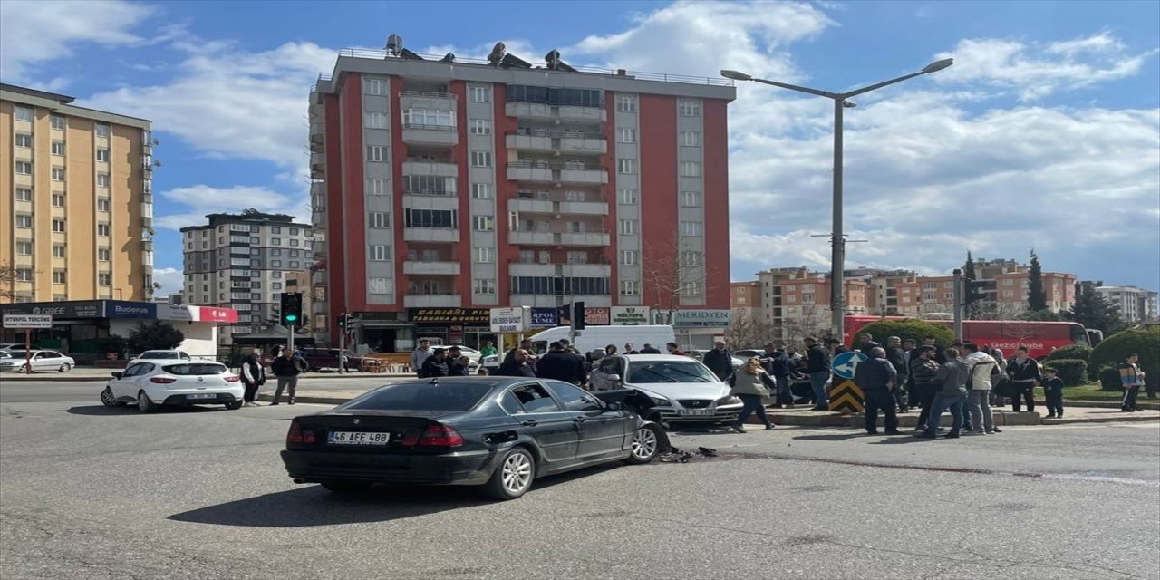 Kahramanmaraş'ta iki otomobil çarpıştı 7 kişi yaralandı.