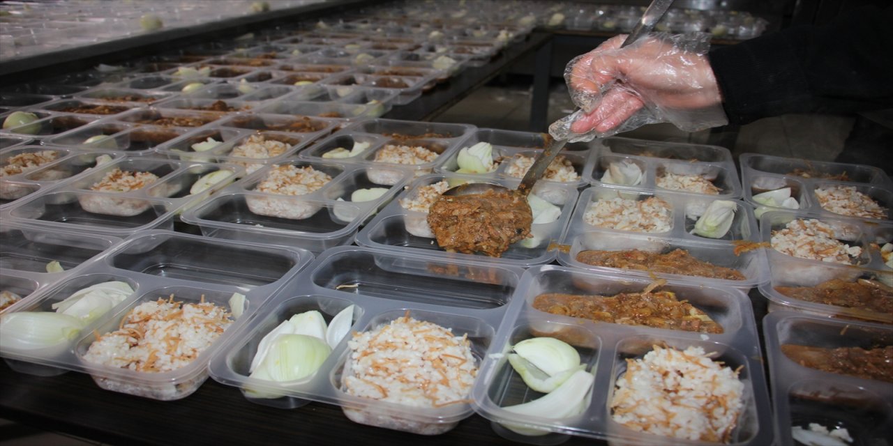 Kilis Belediyesi depremzedeler için üç öğün yemek yapıyor.