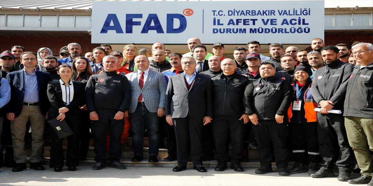 Diyarbakır'da 7 bin 500'ü aşkın depremzede çadırlarda barınıyor.