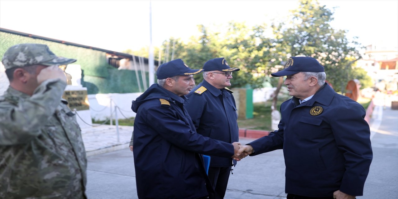 Bakan Akar, Arsuz'da olan çalışmaları inceledi.