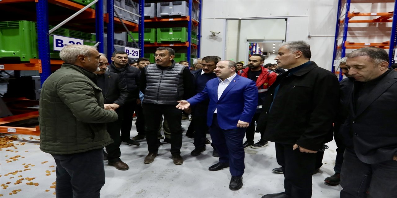 Bakan Varank, depremden etkilenen sanayi bölgelerinde incelemeler yaptı.