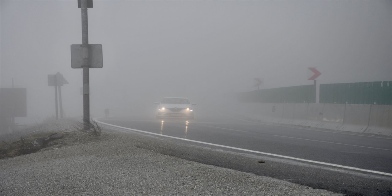 Anadolu Otoyolu ve D-100 kara yolu Bolu Dağı kesiminde sis etkili oluyor