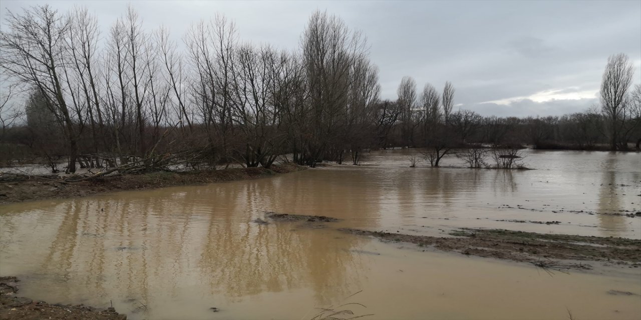 Kütahya'da sağanak nedeniyle tarım arazileri sular altında kaldı.