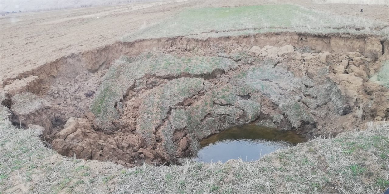 Sivas'ın Zara ilçesinde obruk oluştu