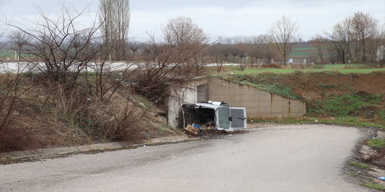 Tokat'ta kamyonet ile bir minibüs çarpıştı 4 kişi yaralandı.