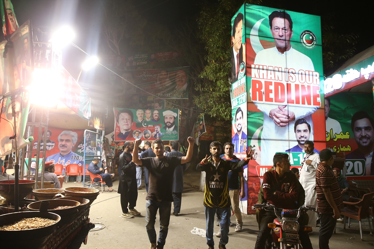 Pakistan'da İmran Han'ın destekçileri, olası gözaltı nedeniyle evinin çevresinde nöbette