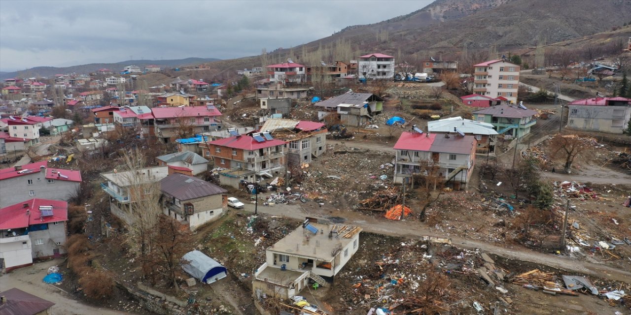 Göksun'un Bahçeobası mezrasındaki yarıklar ve yer kayması dronla görüntülendi