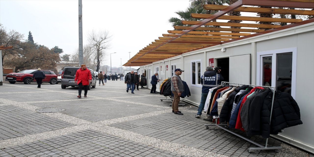 Kapalı Çarşı'nın esnafı konteynerlerde faaliyete başladı.