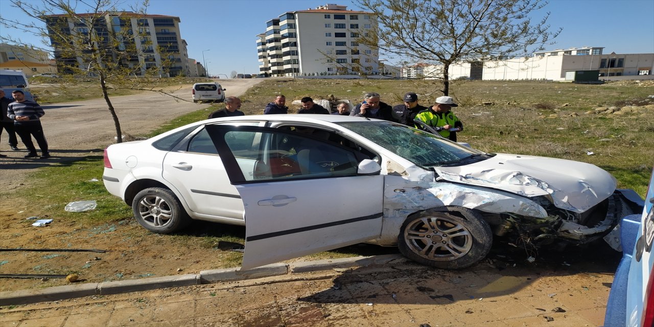 Edirne'de minibüs ile bir araç çarpıştı 5 kişi yaralandı.